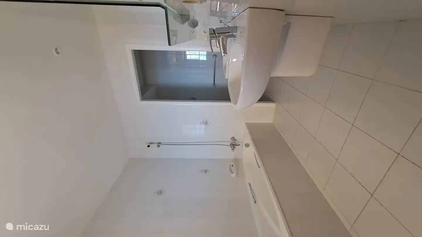 Badezimmer im Erdgeschoss mit Badewanne und separater Duschkabine