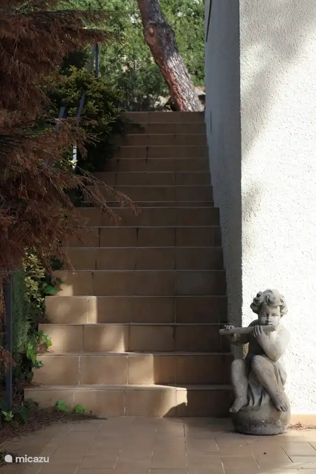 Die Außentreppe zum Pool