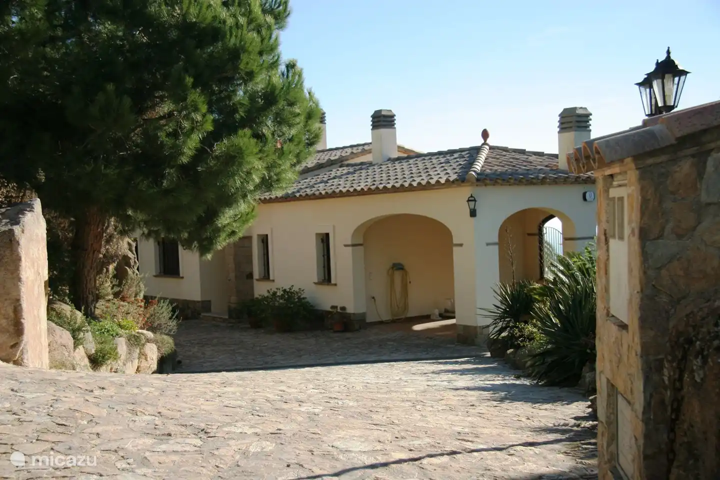 Die Einfahrt mit Carport und Platz für weitere Autos