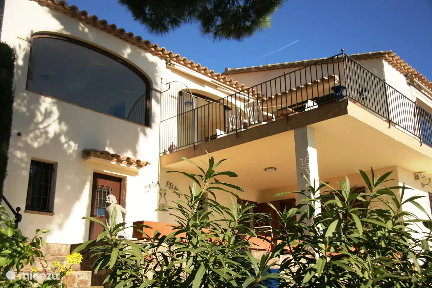 Die Rückseite mit oberer und unterer Terrasse