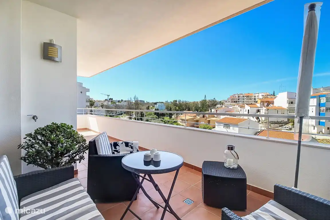 Grand balcon avec coin salon.