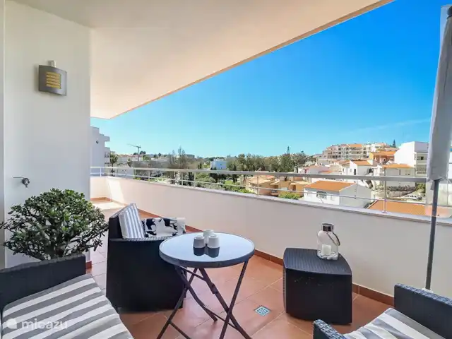 Apartamento 'muito sol' en Portugal, Algarve, Lagos - apartamento Amplio balcón con zona de estar.