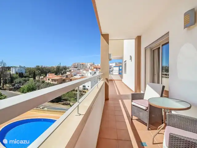 Apartamento 'muito sol' en Portugal, Algarve, Lagos - apartamento Terraza envolvente con vistas al centro de la ciudad y a la piscina.