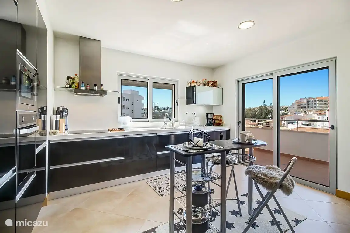 La cuisine avec tous les appareils.