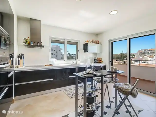Apartamento 'muito sol' en Portugal, Algarve, Lagos - apartamento La cocina con todos los electrodomésticos.