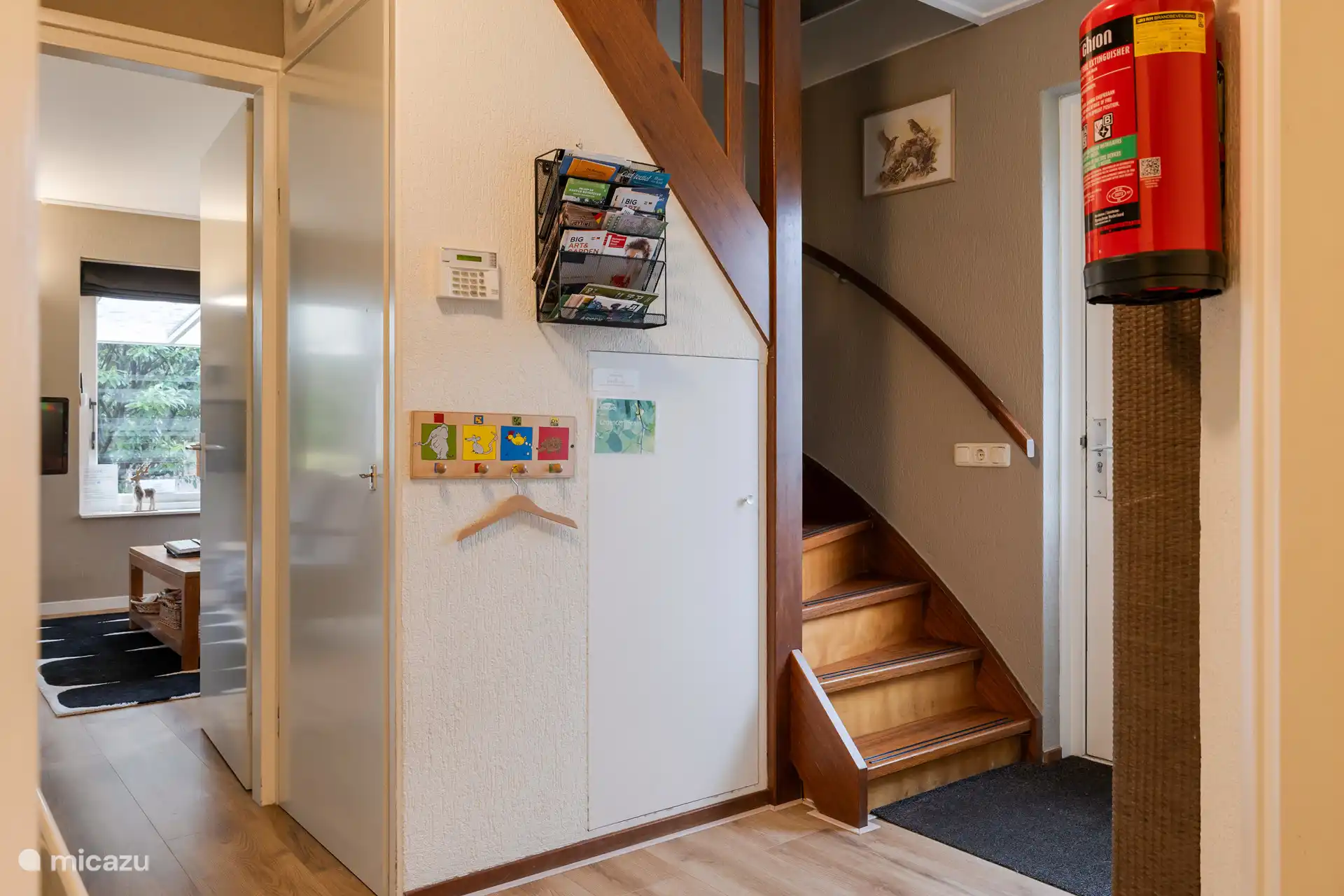 Les escaliers à l’entrée vous mènent en haut du palier, où se trouve une chambre de chaque côté.