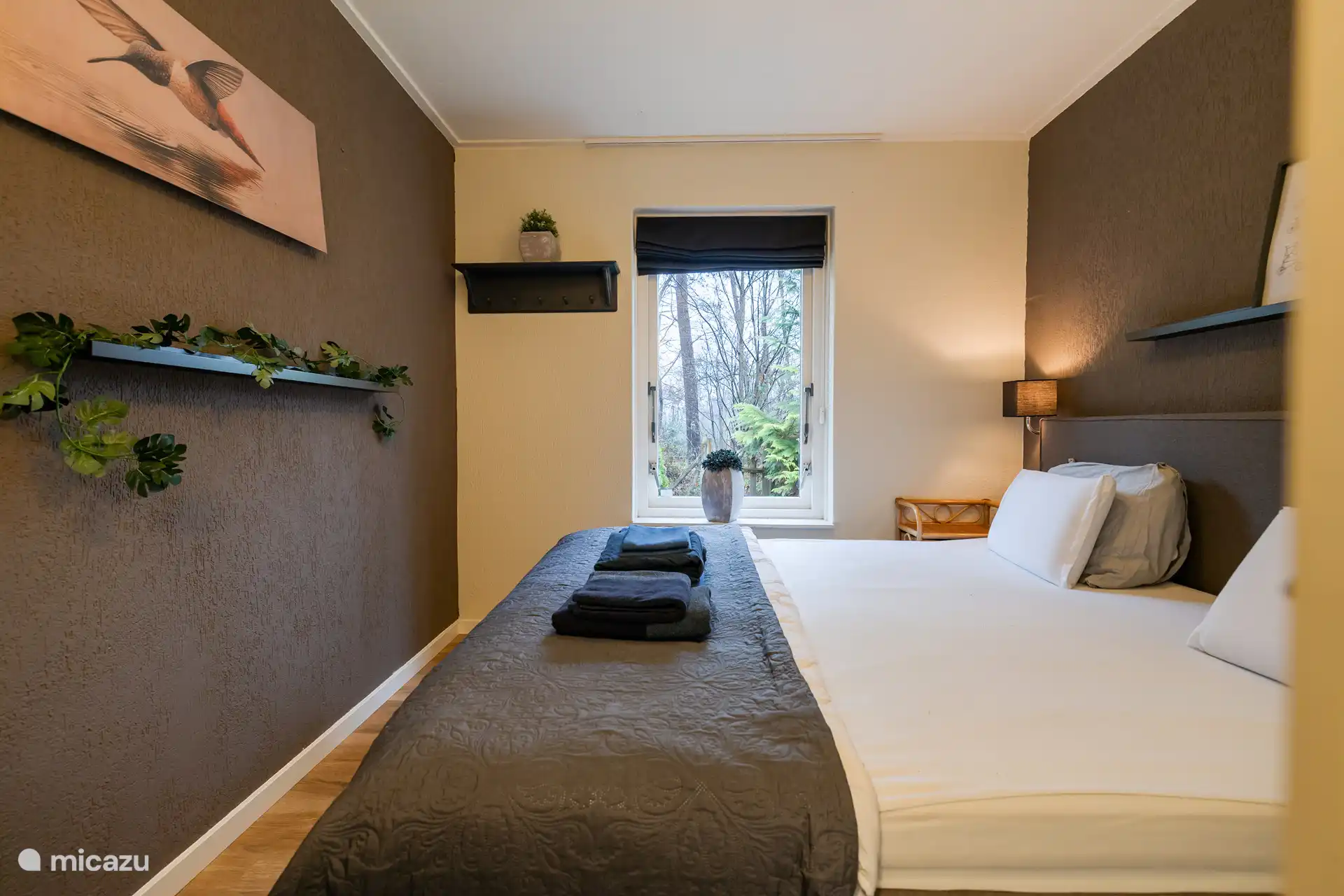 Le lit à sommier a deux oreillers. Vous pouvez choisir celui qui vous convient le mieux.