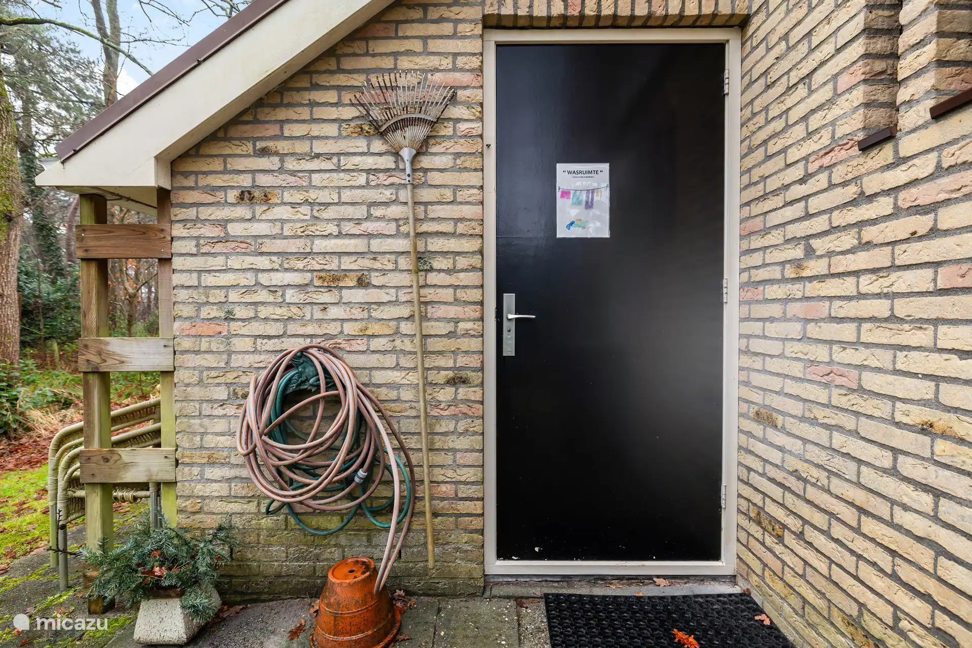 À l’arrière de la maison se trouve la buanderie, où l’on trouve une machine à laver et un sèche-linge. 
Un congélateur et un frigo supplémentaire sont aussi idéaux pour des séjours plus longs.