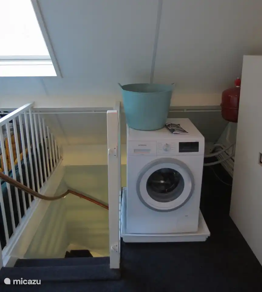 Wenn eine Wäsche gewaschen werden muss, finden Sie die Waschmaschine auf dem Treppenabsatz/