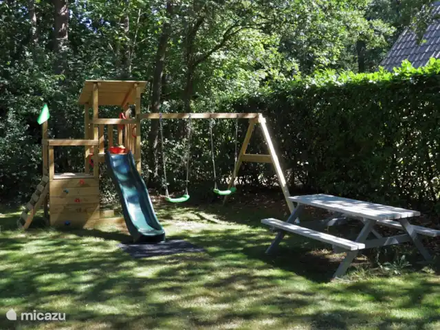 Norger Owl et Morgenster Groepsacco | Pays-Bas, Drenthe, Norg - maison de vacances À l’extérieur, nous avons doté le jardin d’une aire de jeux où les enfants peuvent se balancer, grimper et utiliser le toboggan