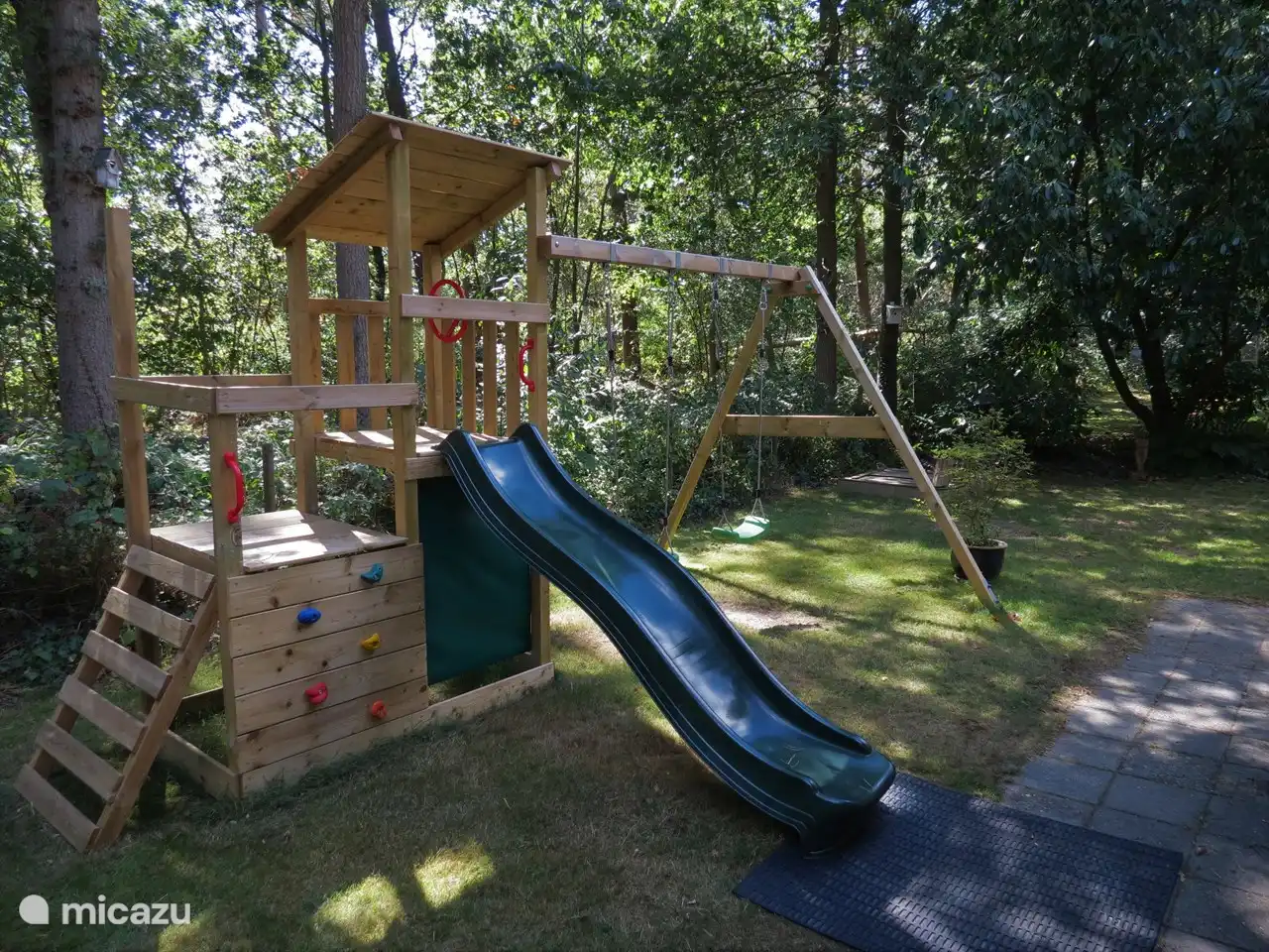 Neben dem Haus wurde ein Spielplatz angelegt. Und Sie können auch in einem abschließbaren Sandkasten spielen.
