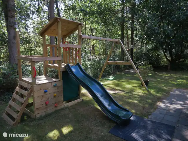 Norger Owl et Morgenster Groepsacco | Pays-Bas, Drenthe, Norg - maison de vacances Une aire de jeux a été aménagée à côté de la maison. Et vous pouvez également jouer dans un bac à sable verrouillable.