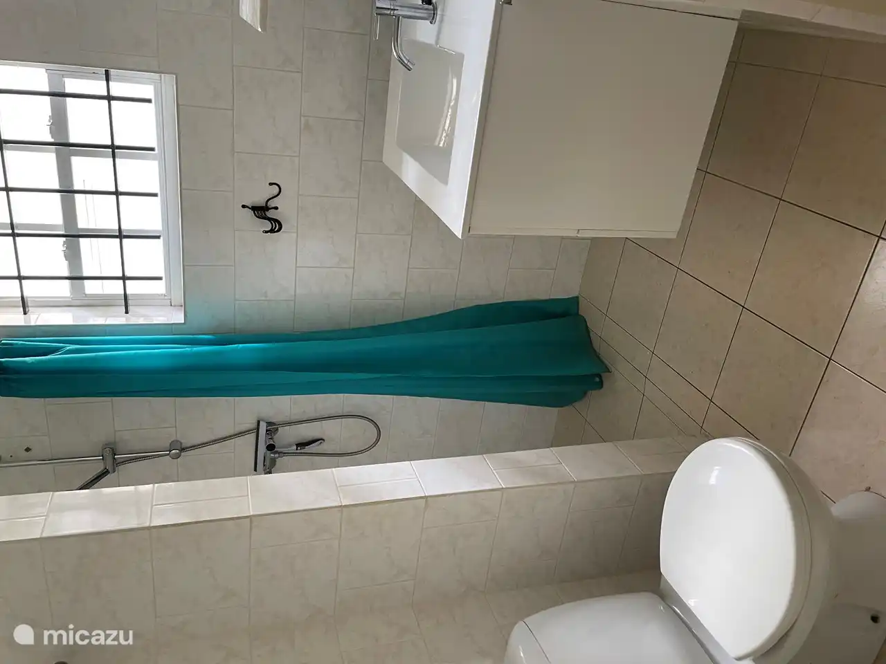 Badezimmer mit Dusche, Waschbecken und Toilette