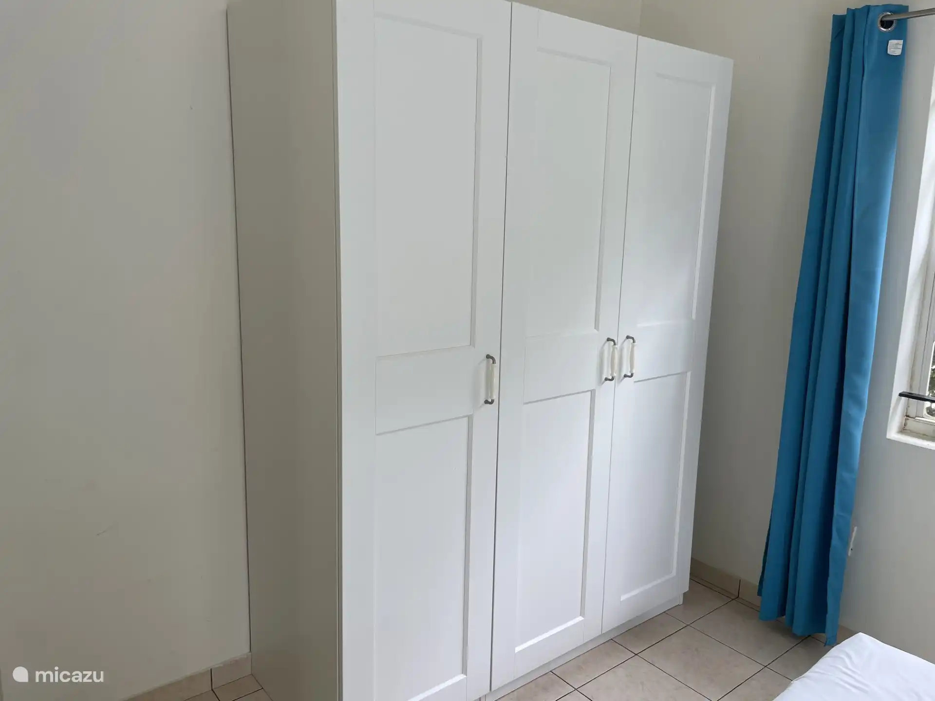 Kleiderschrank im Schlafzimmer 1