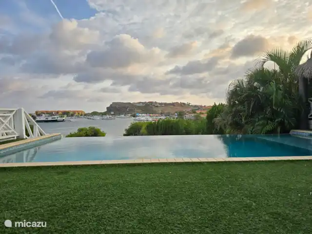 villa en Curazao, Banda Arriba (este), Brakkeput Abou – La villa con vistas al puerto Vista a la piscina