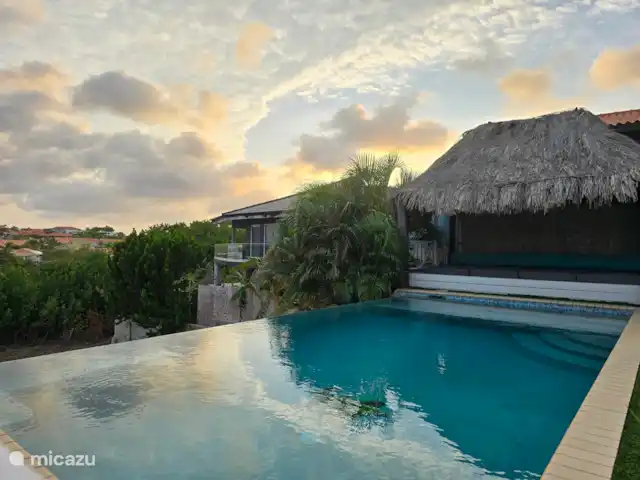 villa en Curazao, Banda Arriba (este), Brakkeput Abou – La villa con vistas al puerto Puesta de sol en la piscina