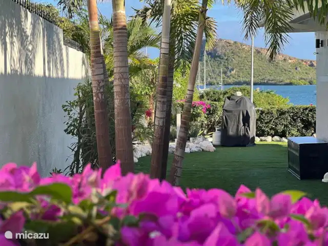 villa en Curazao, Banda Arriba (este), Brakkeput Abou – La villa con vistas al puerto Jardín alrededor de la casa
