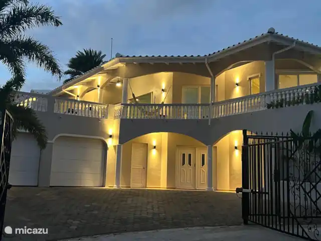 villa en Curazao, Banda Arriba (este), Brakkeput Abou – La villa con vistas al puerto Entrada nocturna