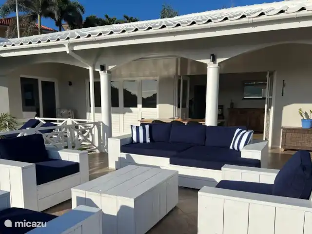 villa en Curazao, Banda Arriba (este), Brakkeput Abou – La villa con vistas al puerto Sala de estar exterior