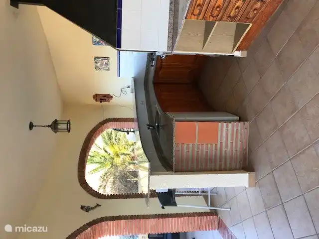 Avec réfrigérateur, évier, plaque de cuisson au gaz et plaque de cuisson.