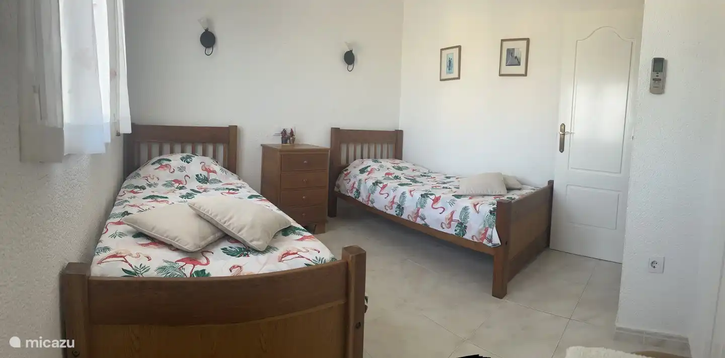 Chambre au rez-de-chaussée avec 2 lits simples.