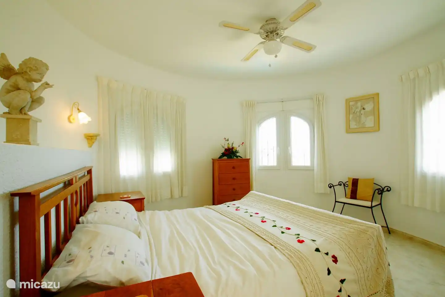 Chambre principale à son propre étage, avec salle de bain privée, placards et accès à la terrasse sur le toit.