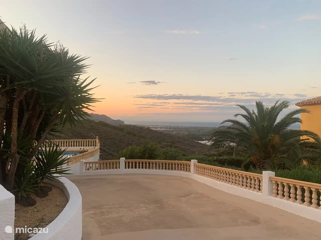 Nombreuses places de parking 2 à 3 voitures