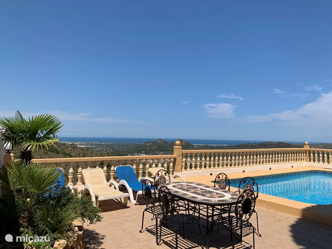 De nombreux sièges au soleil, mais aussi de nombreux endroits ombragés.