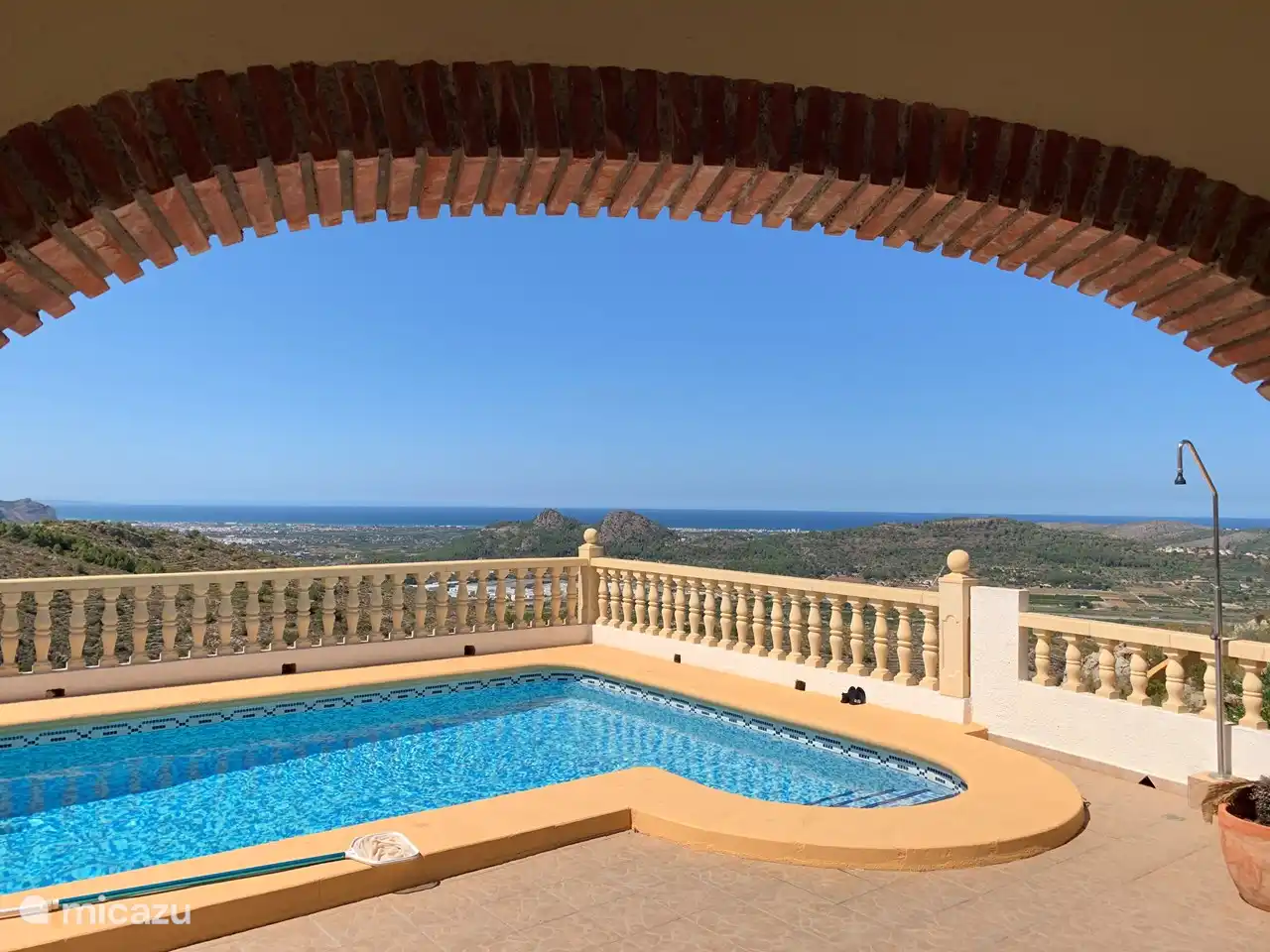 Vue du bar sur la mer et la piscine