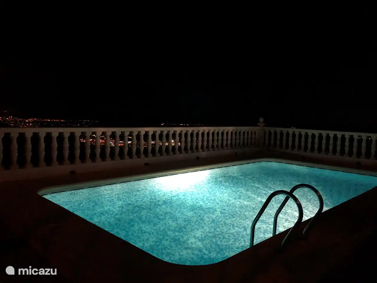 Éclairage LED dans la piscine.