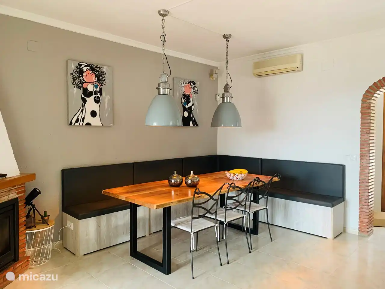 Séjour avec coin salon spacieux. Donne sur la cuisine ouverte et la salle de télévision.