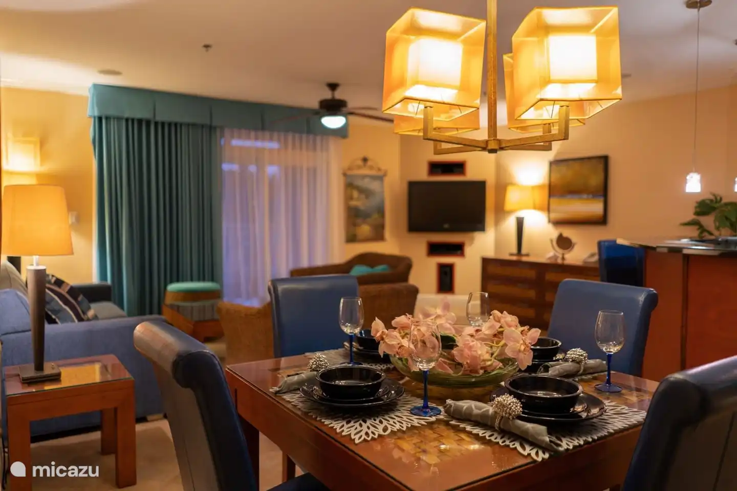 Wohnzimmer und Fernsehzimmer