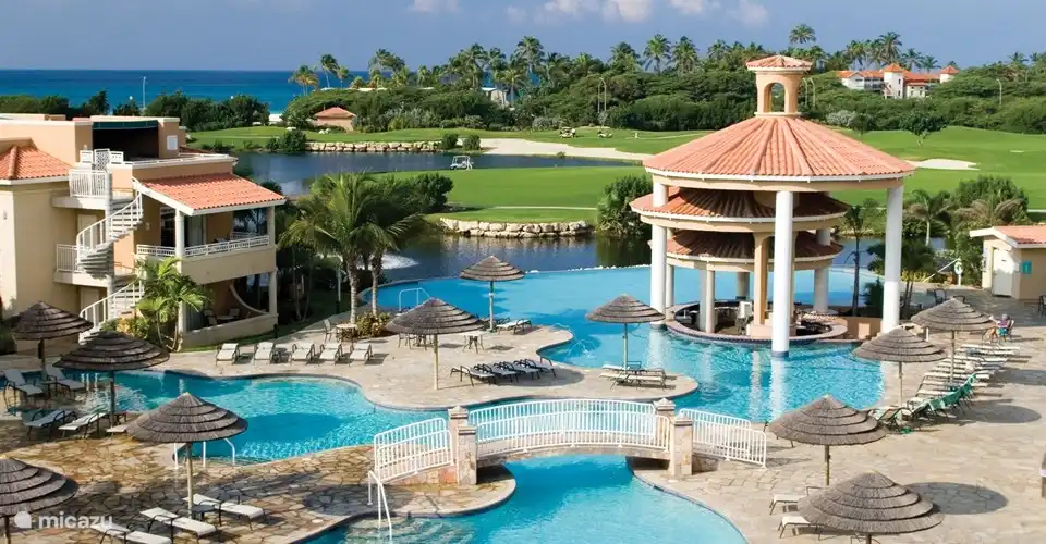 Übersicht Strandbar und Schwimmbad