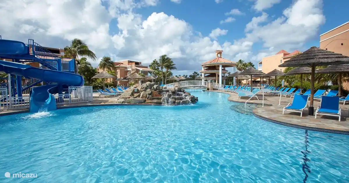 Divi-Pool und Wasserrutsche