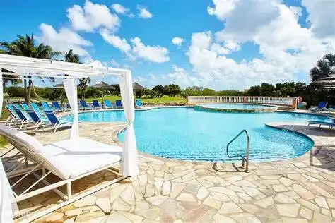 Abgeschiedener Pool mit Whirlpool