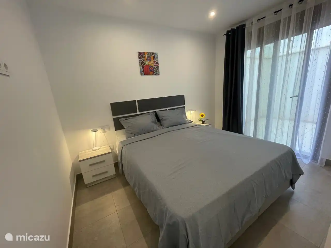 Das Hauptschlafzimmer mit Doppelbett, Einbauschrank und eigenem Bad.