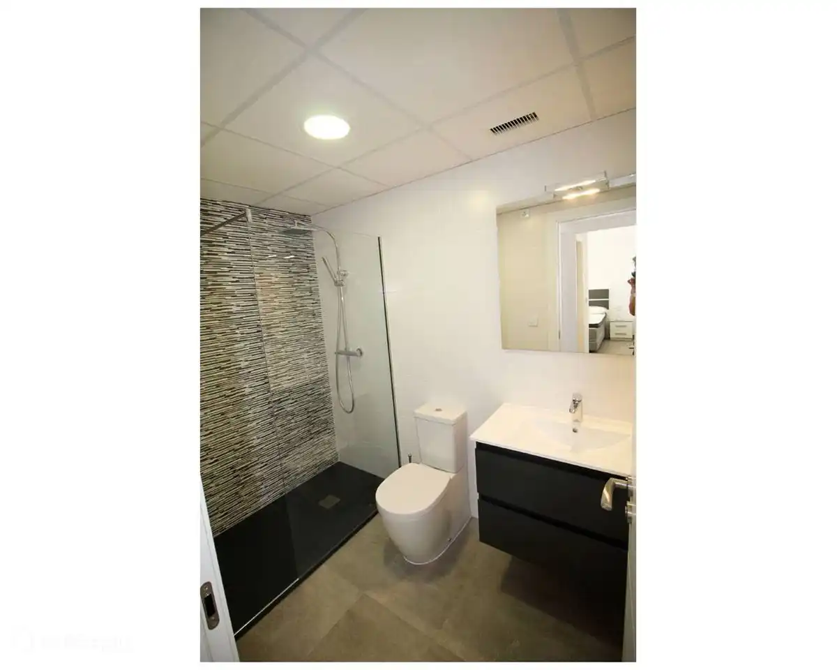 Das 2. geräumige Badezimmer mit WC.