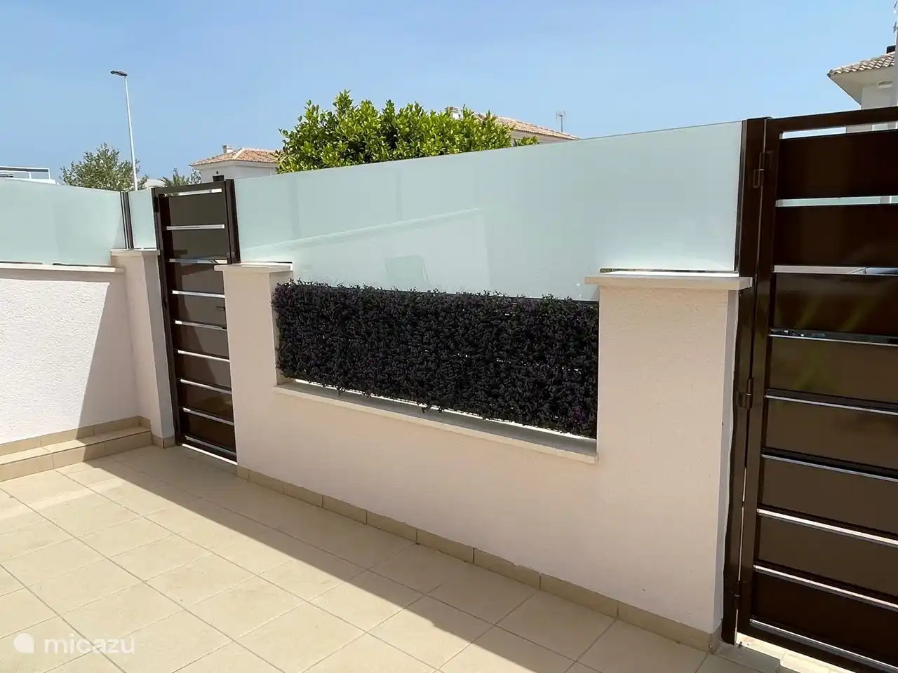 Für noch mehr Privatsphäre wurde die Wand Anfang 2023 mit Glas erhöht.