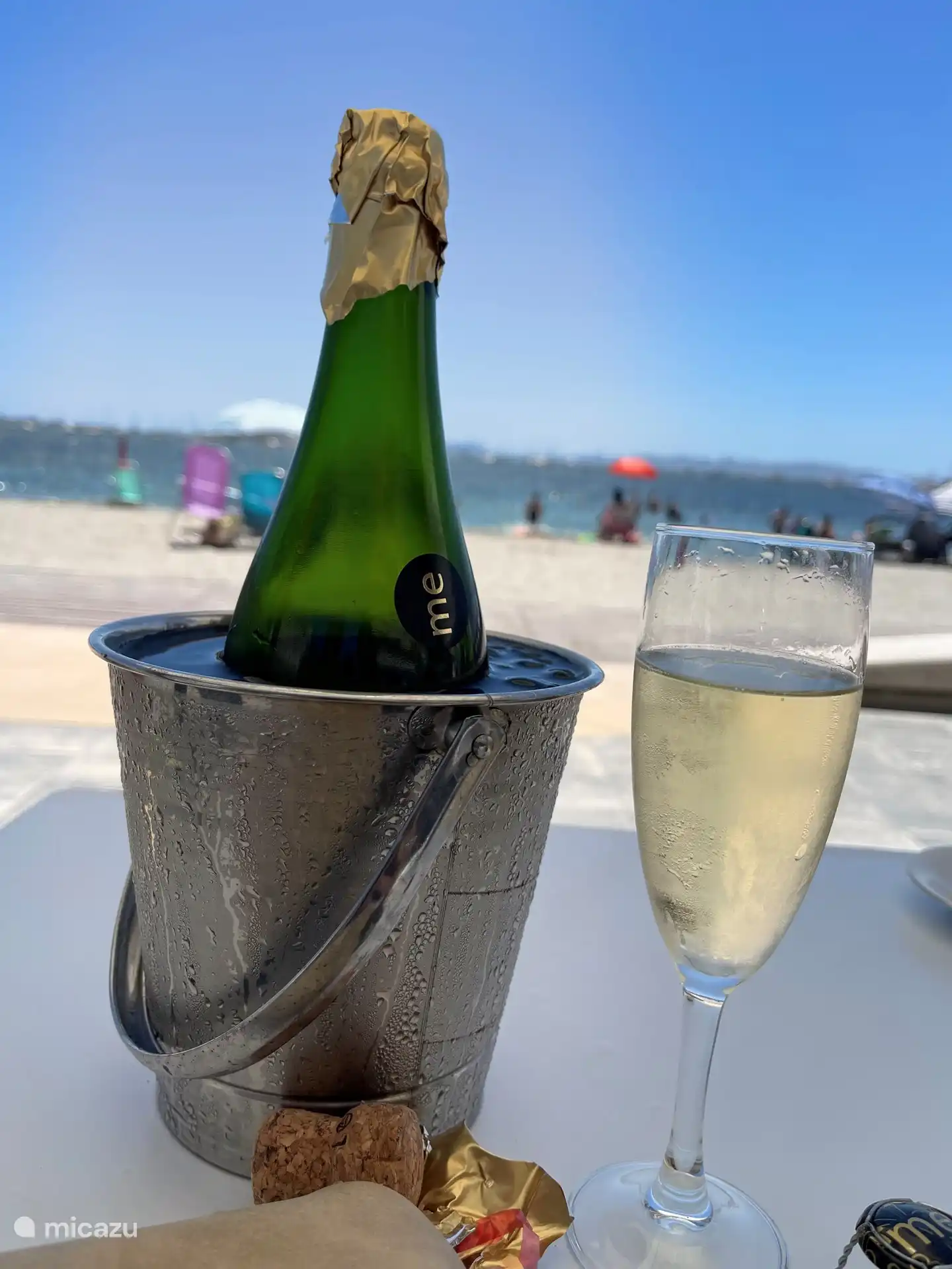 Leckeres Mittagessen mit einer Flasche Cava, direkt am Strand!