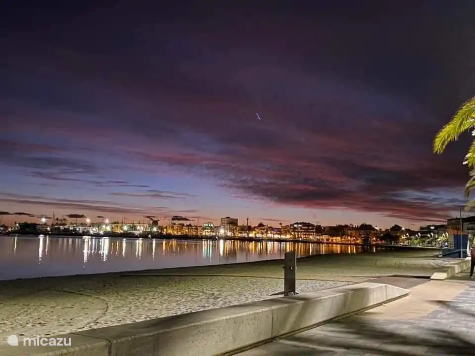 So schön am Abend am Strand entlang.