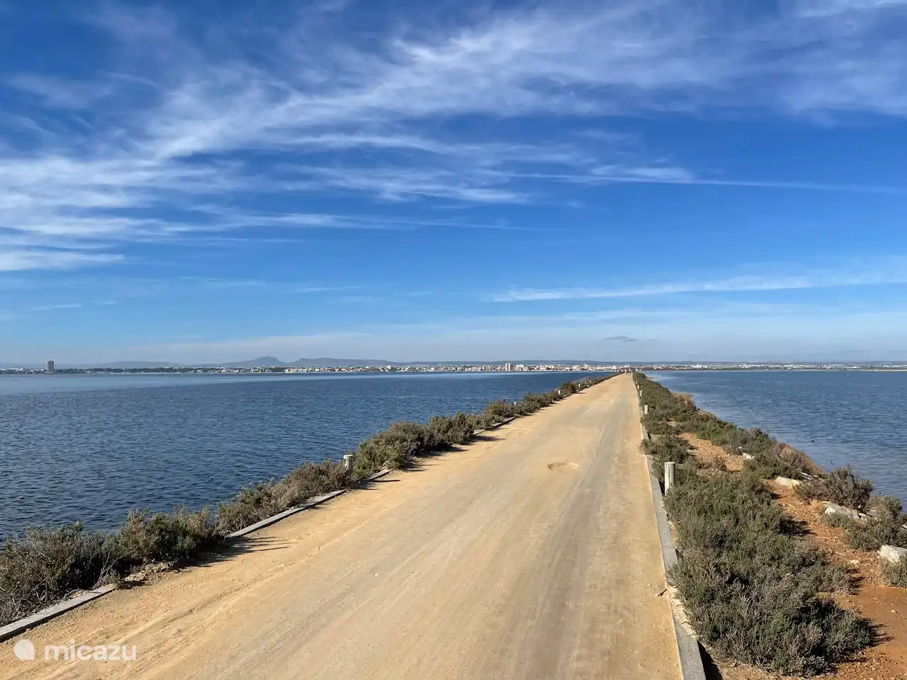 Auf dem Deich zwischen dem Mar Menor, den Salzseen und dem Naturschutzgebiet können Sie endlos wandern und radeln. Und ja, auch über den endlosen Strand!