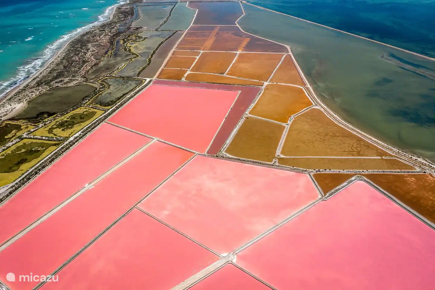 Links das Mittelmeer, in der Mitte die Salzseen und rechts das Mar Menor von oben gesehen.