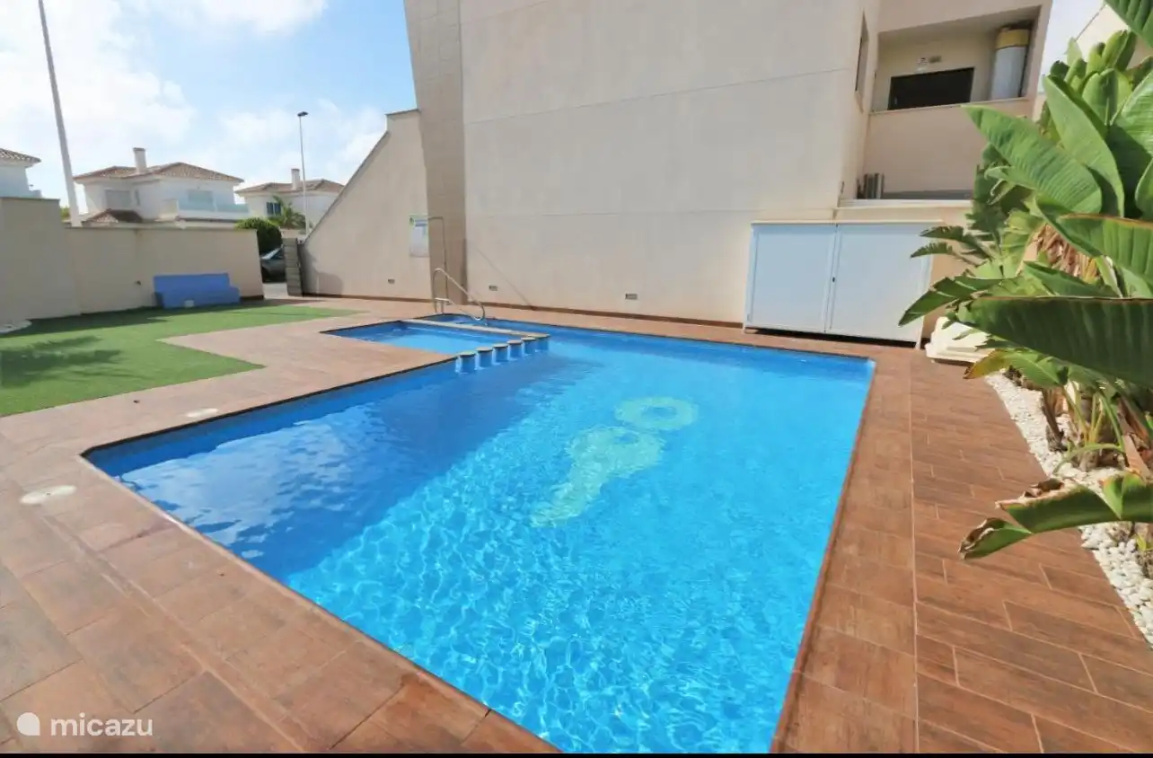 Schönes Schwimmbad mit Bereich für kleine Kinder.