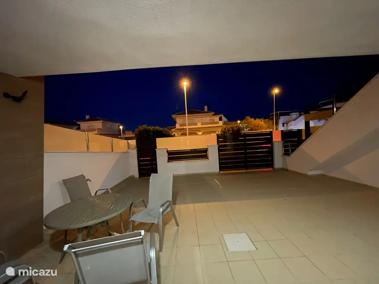 Schön und geschützt am Abend mit viel Privatsphäre auf der Terrasse.