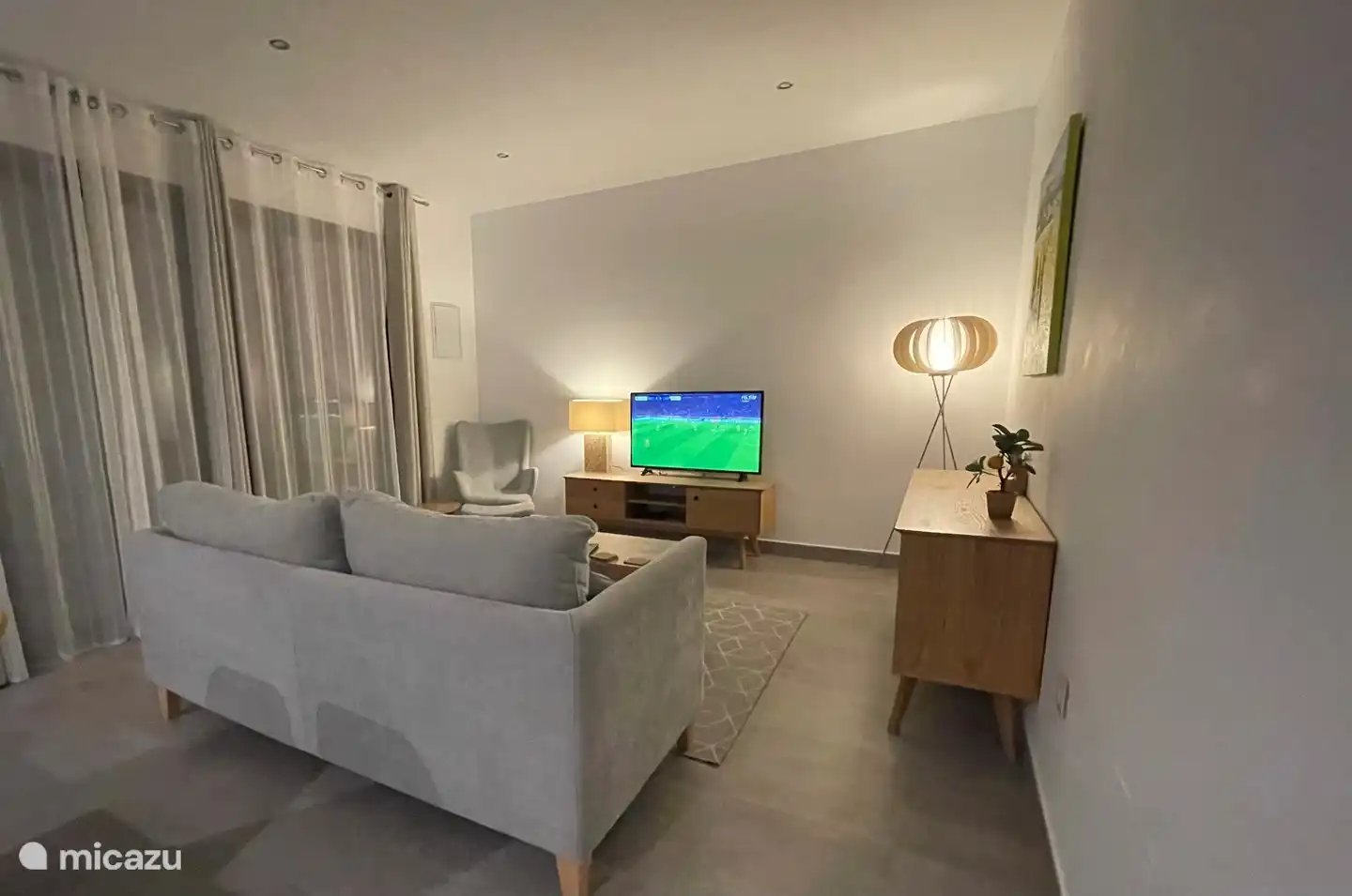 Dies ist der Wohnbereich mit TV. Es gibt auch einen Esstisch und eine umfangreiche Küche.