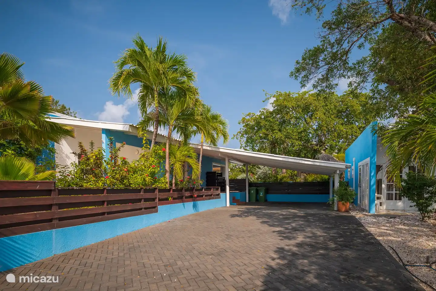 Parkdeck ist für mehrere Autos geeignet