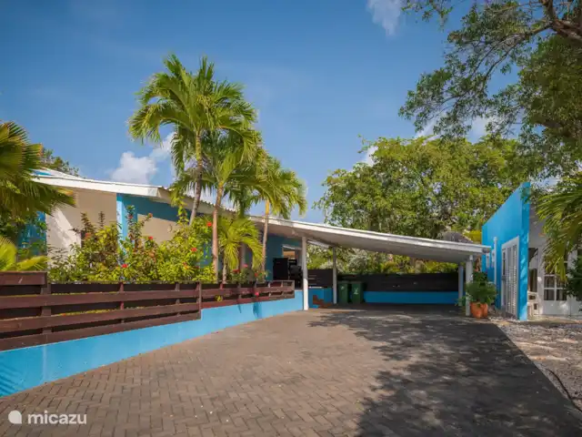 villa huren in Curaçao, Banda Ariba (oost), Jan Thiel – Casa Kokada parkeerdek is geschikt voor meerdere auto's