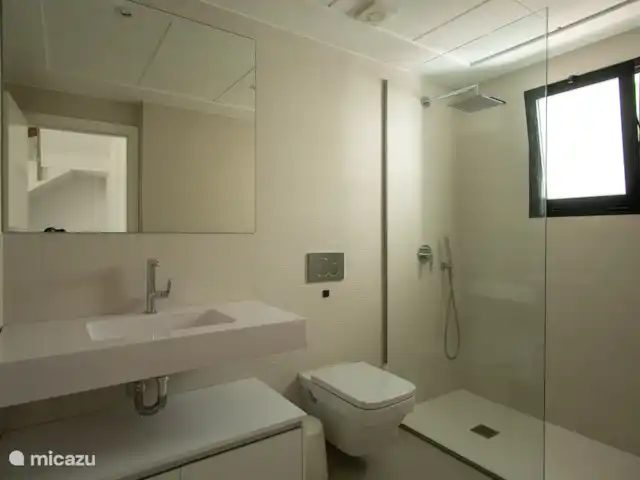 CasaCapri | Espagne, Costa Blanca, Polop - villa salles de bains avec poche walk-in, lavabo et toilettes