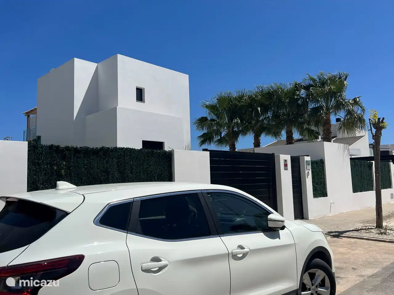 3 Parkplätze vor der Villa