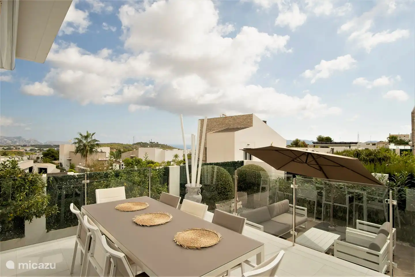 Terrasse neben dem Wohnzimmer mit elektrischer Markise